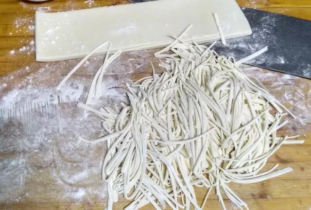 餛飩、刀削面、面條、肉夾饃、餡餅、發(fā)面油餅的和面方法及配方